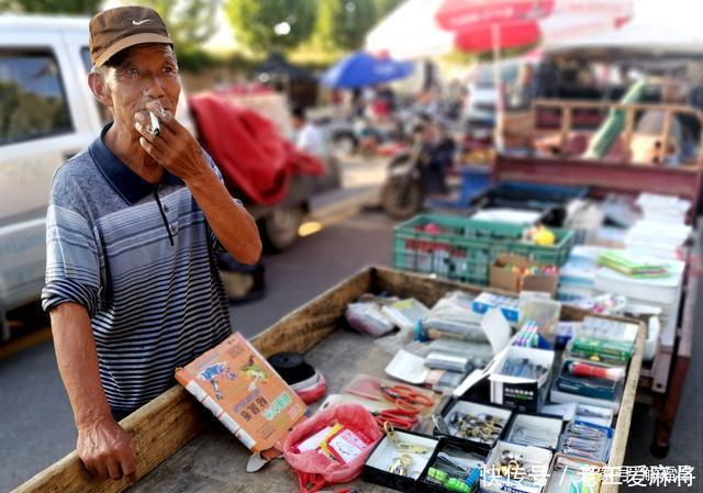 宁大爷|78岁老人赶集摆摊一天只挣三十元，为的是养活自己