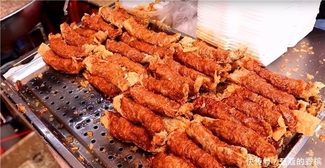 炸响铃|夫妻街头卖“金色”小吃,10元一份不讲价,一天上百斤都不够卖!