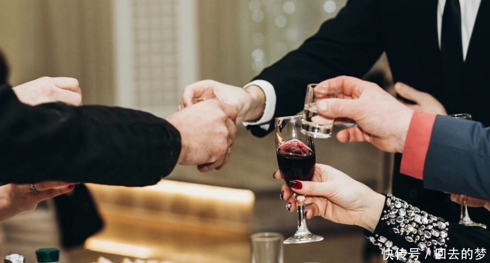 老王|酒局上:“我干了,您随意”,笨蛋才这样说,聪明人都这样做