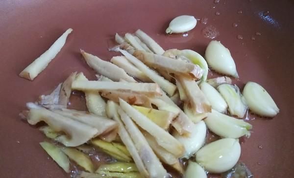  小心|不小心被鱼刺卡到喉咙，教你1招，比喝醋还好，让鱼刺自己跑出来