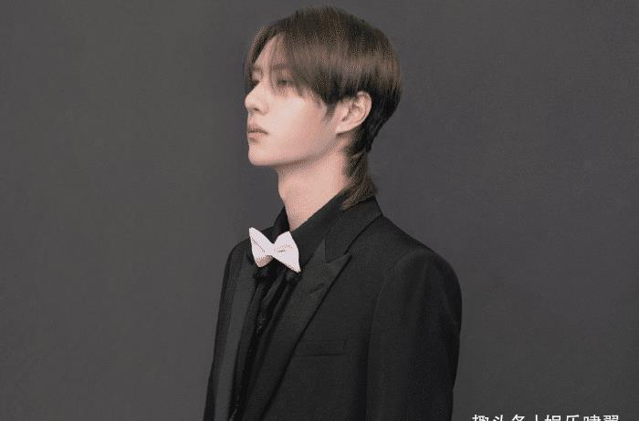 合照|王一博早前表演课合照被扒,被女生包围太搞笑,自费学习粉丝泪奔