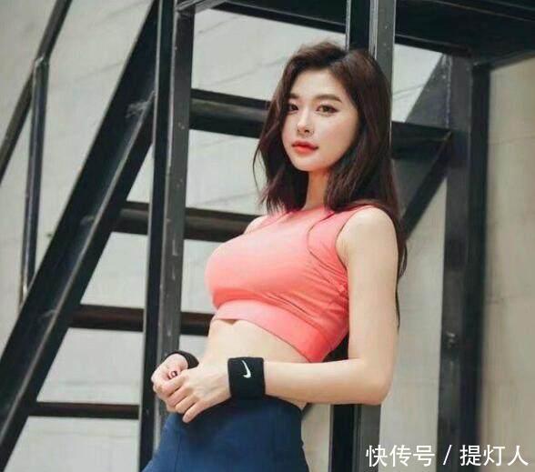  时尚|身材苗条的打底裤美女，展现靓丽姿态，让人总想多瞄几眼！