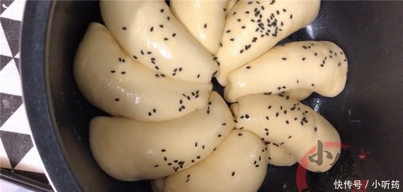 放进|把8个面团放进电饭锅里,不加一滴水,刚出锅就被抢吃光