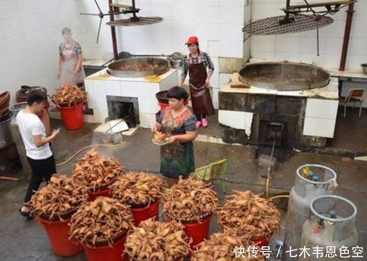 手艺|大娘卖“老手艺”小吃，20元一只，吆喝都不用，半天能卖上千只