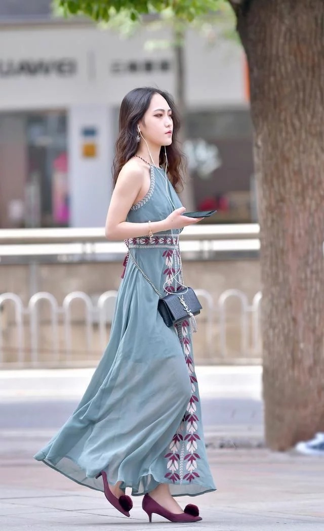 微风|街拍:夏日的微风迎着小姐姐的正面吹拂过去,让她看上去更加的有气质