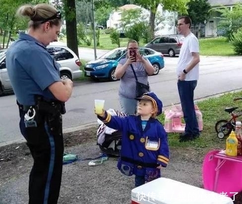 驱赶|3岁女孩大街上卖柠檬水,城管警察没有驱赶反而保驾护航