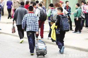 霸气|就是这么霸气！接娃路上“顺便”抓了个贼