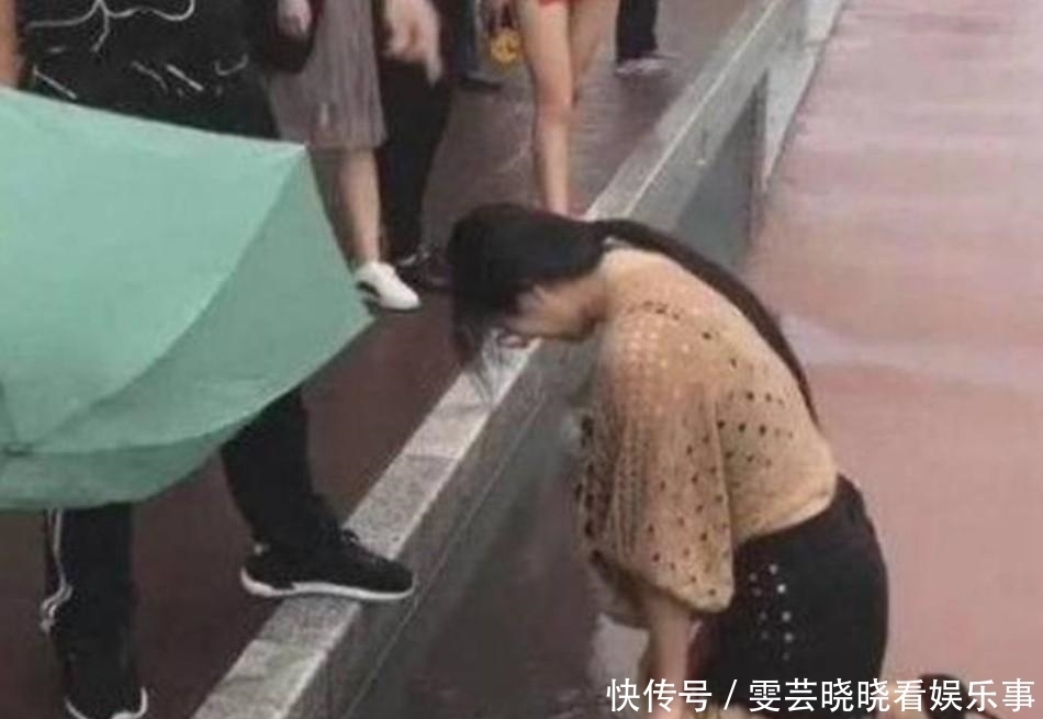  出差|女子谎称要出差却与前男友旅游，被未婚夫当场抓住，女子下跪求原谅