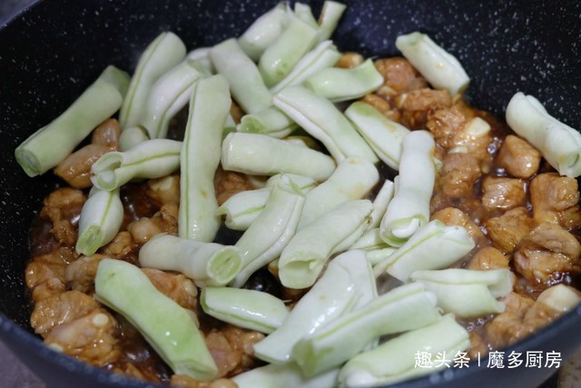 食材|电饭锅只蒸白米饭太浪费,4种食材和大米同煮,有肉有菜香喷喷
