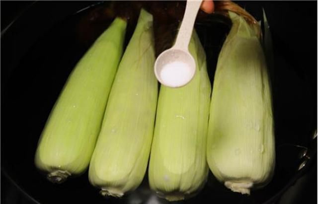  东西|煮玉米时，只放清水是错的多加2样东西，玉米软糯香甜，收藏了