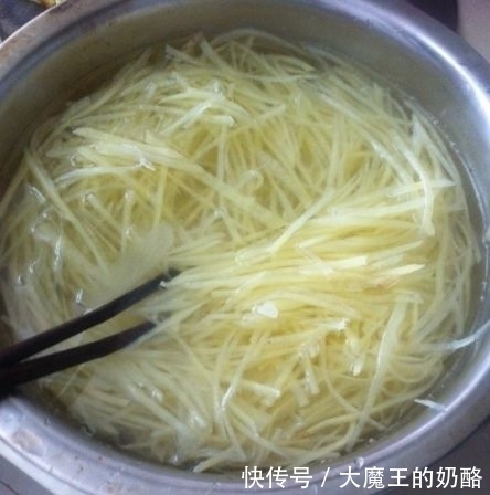  做法|炒土豆丝时，千万别再直接下锅了！教你2招，土豆丝又香又脆