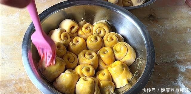 红薯|秋冬多吃红薯,不用烤箱不用电饭煲,面点师教我做红薯拉丝小面包