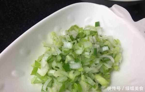 饺子|秋天包饺子就吃这个馅,比韭菜鲜,比芹菜营养,一口气能吃30个