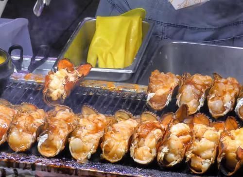 哥哥|小哥哥卖“高档小吃”,50元一个,不准食客挑,食客却排着长队买