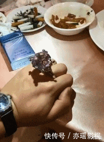 足球|让妹纸来告诉你什么才叫颠足球，哈哈哈哈