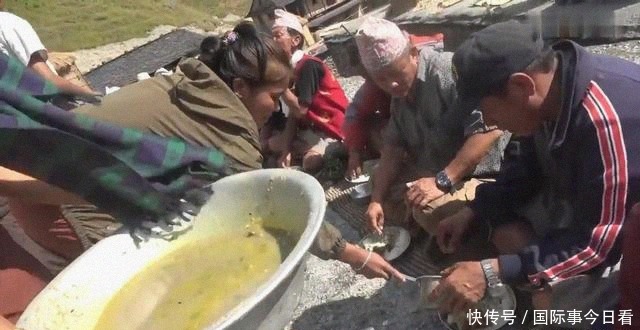 米饭|尼泊尔农村大型酒席,场面壮观,只吃一个菜咖喱羊肉配米饭