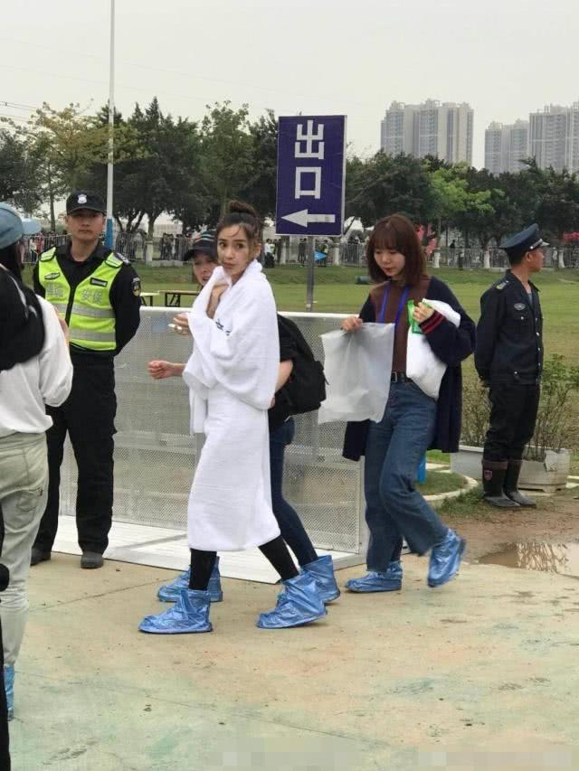 名牌|跑男团泥塘开玩“撕名牌”baby黄泥满脸依旧美貌无双引人注目