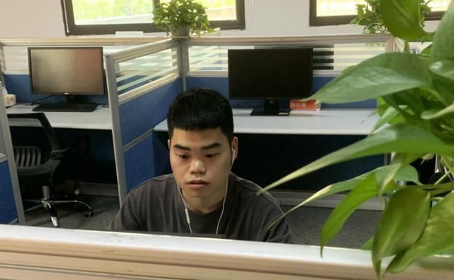  父亲|父亲只有1条腿，95后小伙为给爸安假肢，每天吃饭只花2块钱