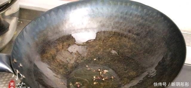  韭菜炒鸭血|一把韭菜和一块鸭血。如果再加上这一步，鸭血就不会散了