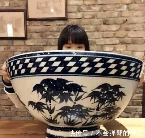 笑话|搞笑图片幽默段子笑话:猫咪,这么大的鱼你吐的下去吗,哈哈哈