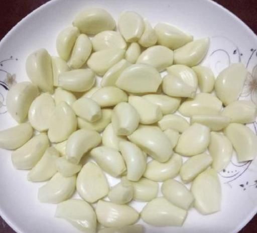  实用|今天才知道，大蒜上有一个机关，轻轻一按蒜皮马上脱落，简单实用