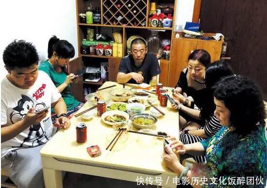 手机|科技冲淡了亲情：为何没手机的时候人们远比今天有人情味？