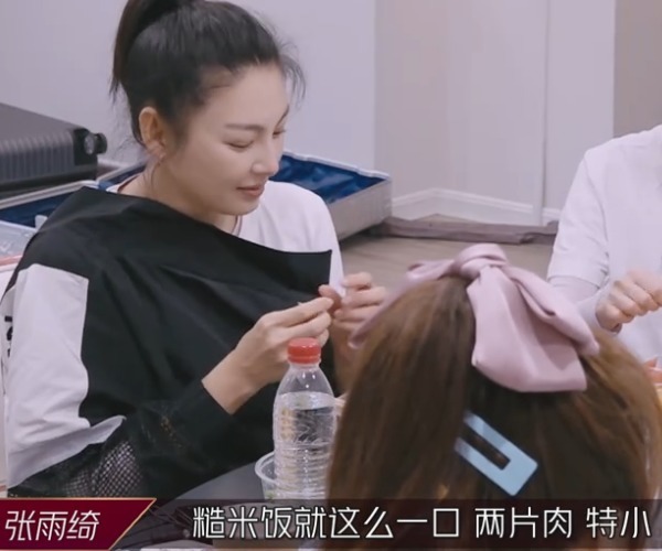  带头|张雨绮黄圣依带头搞特殊，节目组单独准备饭菜！吴昕却一口不敢尝