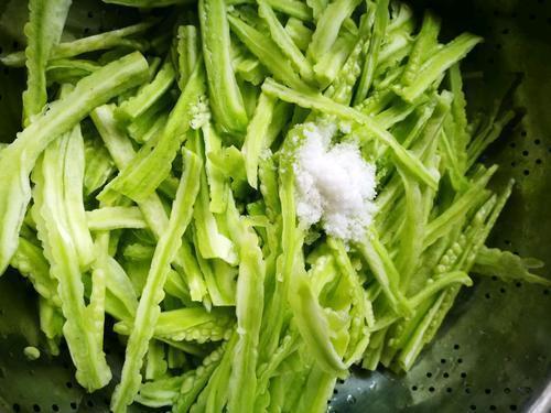 技巧|苦瓜不要直接炒,大厨教你一小技巧,炒出来的苦瓜不苦,更清脆!