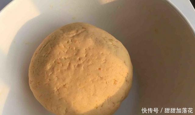 美食|秋天,少吃包子油条多吃它,锅中一烙,香甜软糯,当成早餐真香