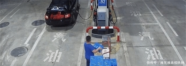  警察|奥迪司机加油时顺走两箱矿泉水，警方跨省追捕，跑那么远追？