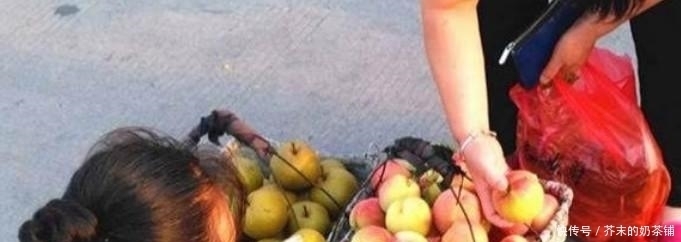 收回|农村大妈卖梨让顾客“吃一口”剩下的又收回去,这是为啥