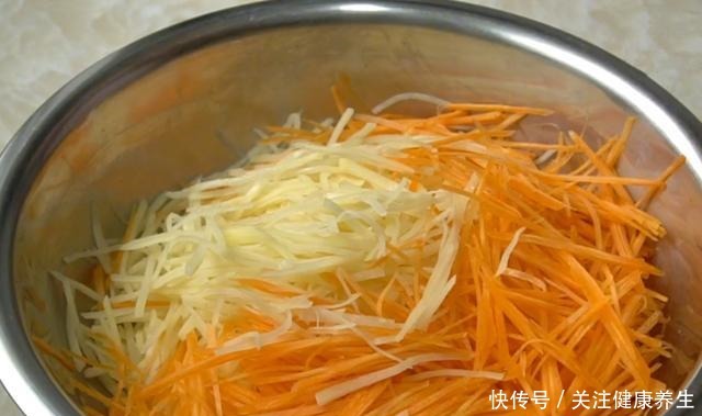 鸡蛋|土豆和鸡蛋这样做太香了,不炒也不炖,少油健康又营养,孩子爱吃