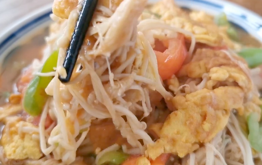  鲜香|金针菇营养非常丰富，只需要搭配一个西红柿，鲜香美味，超级下饭