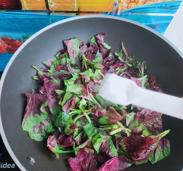  简单|蒜炒红苋菜，简单炒一炒，超好吃