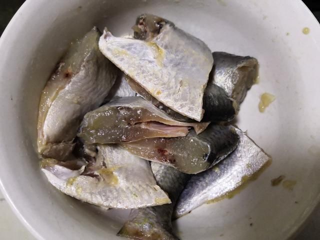 宅家|雨天宅家做美食，简单的干煎白鳞鱼吃出小幸福