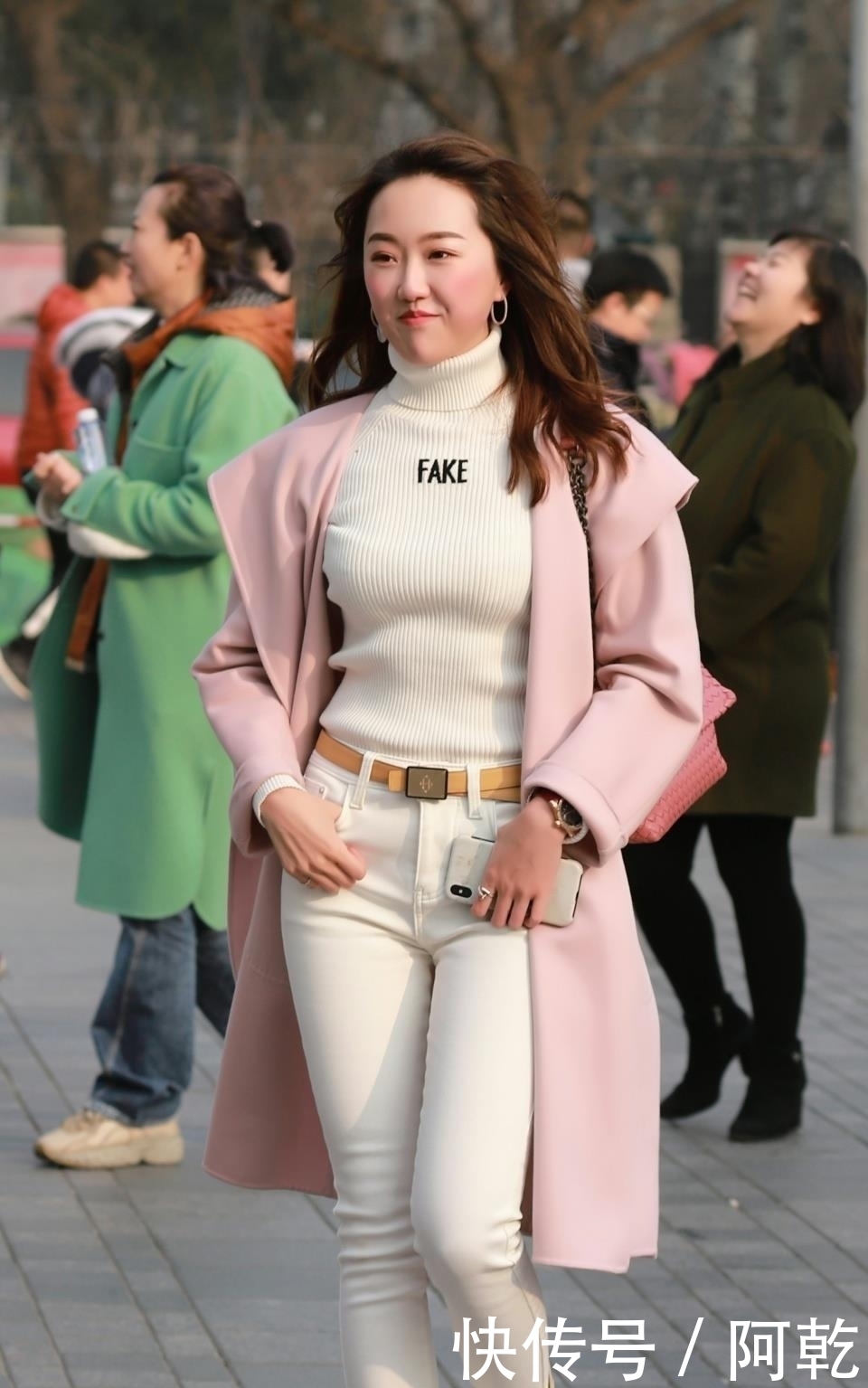 小姐姐|街拍:小姐姐长得好洋气,一种异域风情的气质魅力,你喜欢吗