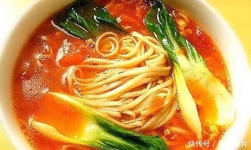 接下来|西红柿打卤面,面条直接煮就错了,难怪不好喝,大厨:这样做才对