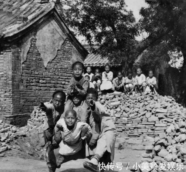 抽烟|晚清老照片:“头悬梁”读书学习的富家公子,图3抽烟卷的农民工