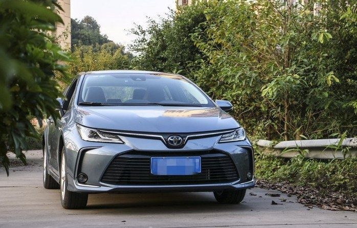  时尚|体验下混动卡罗拉，颜色的外观其实还是蛮大方时尚的