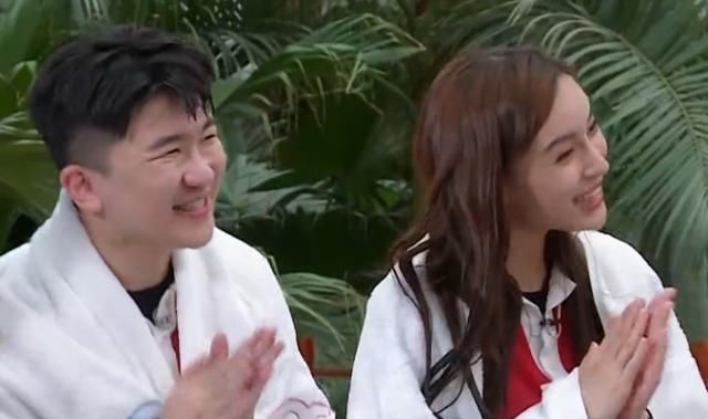  特别|孟美岐赢游戏，扭头对郭麒麟撒娇，谁注意大林子反应？镜头还在呢