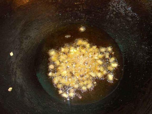 油腻|炒茄子时,先放油是不太对的,教你一招, 茄子不油腻不发黑