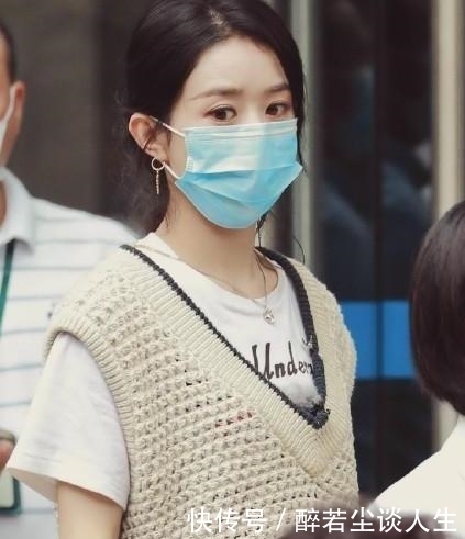  坐在|赵丽颖录制《中餐厅》体力不支，单独坐在树下好心疼