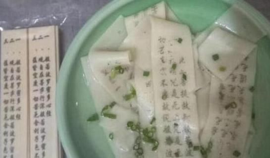 男子|男子发现面条有很多的黑点,正准备骂人,看清后不淡定