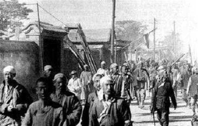 抵制洋人|晚清老照片图二是义和团女兵，图四是翻墙进入紫禁城的八国联军