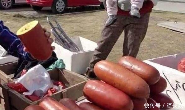 摆摊|男子摆摊卖特大“火腿肠”,路人嫌脏不想买,切开一个之后抢着买