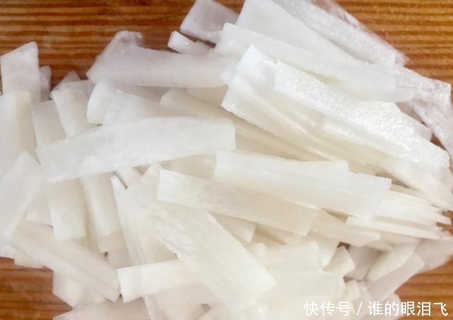 加上|天凉了,我们乡下人喜欢用白鲢鱼加上它炖,端上桌再多也要吃完