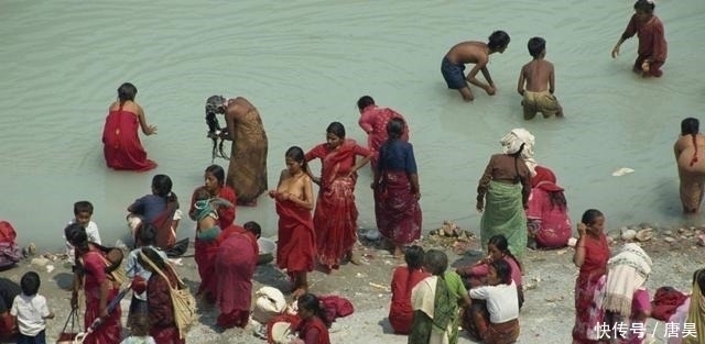 牛车|世界上唯一没有红绿灯的国家,女人开放到你难以想象,出行靠牛车