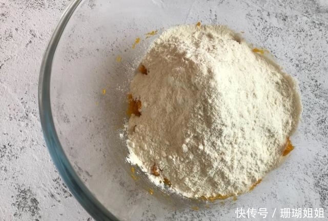 抢光|南瓜不做南瓜饼,教大家一款新吃法,比鱼肉还香,上桌就被抢光