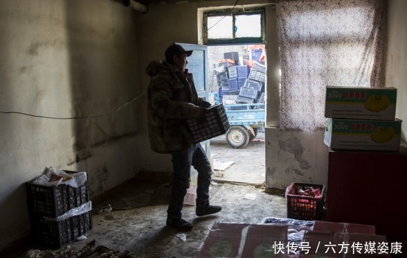 赶来|出租的哥发现车里三十万现金，苦等半日，失主赶来却要人不要钱