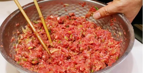 饺子馅|拌饺子馅时,先放盐还是油?大厨教你小秘诀,饺子更好吃,更入味